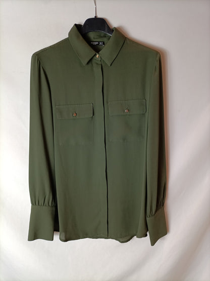 MANGO. Blusa fluida semitransparente verde. T.XS (S)