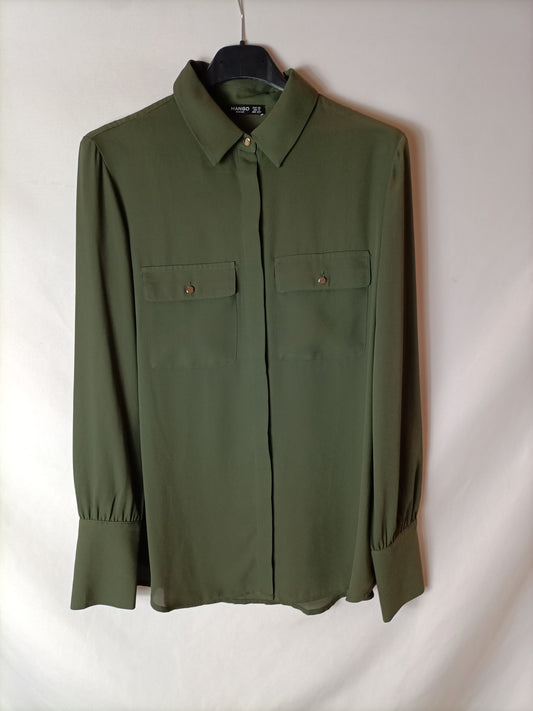 MANGO. Blusa fluida semitransparente verde. T.XS (S)