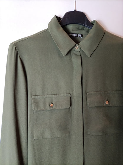 MANGO. Blusa fluida semitransparente verde. T.XS (S)