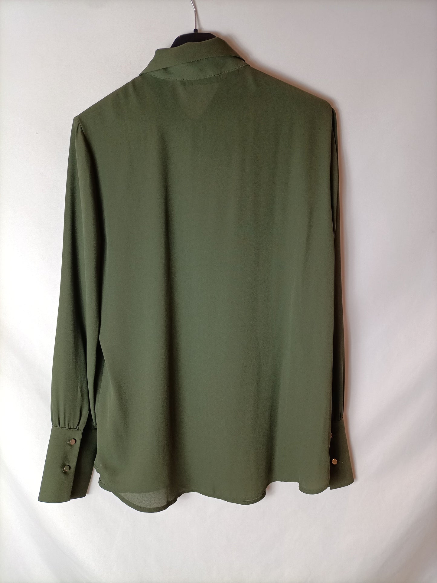 MANGO. Blusa fluida semitransparente verde. T.XS (S)