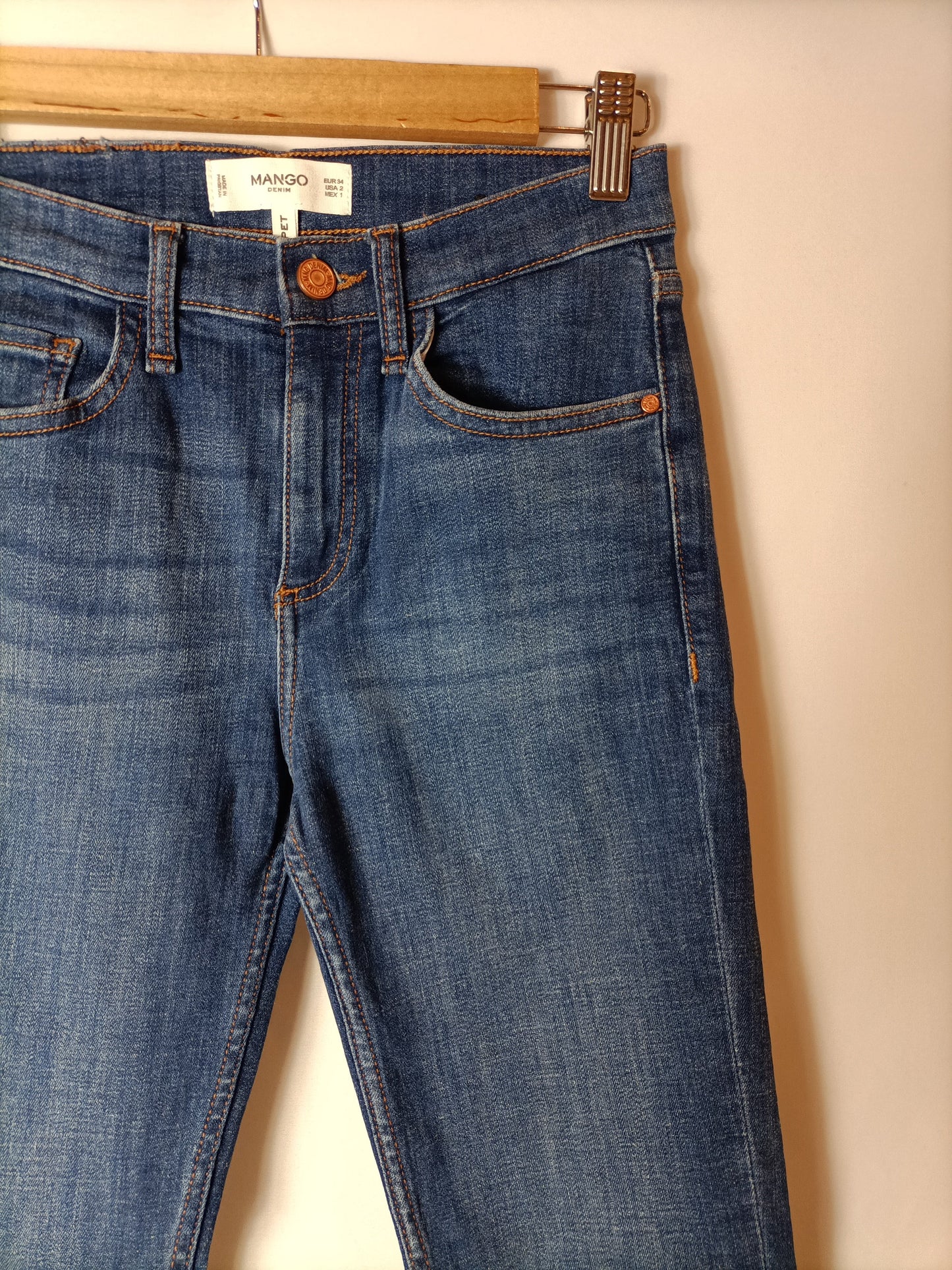 MANGO. Denim crop ligeramente acampanado  T.34