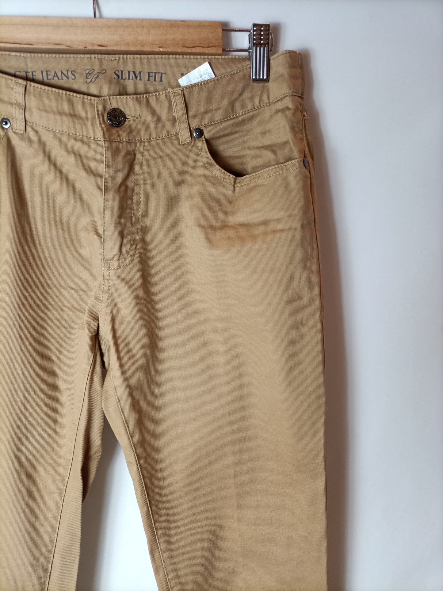 CORTEFIEL. Pantalones textura camel. T.38