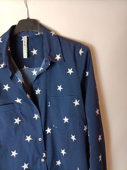 STRADIVARIUS. blusa azul estrellas T.s
