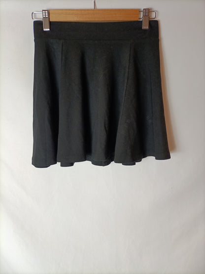 H&M. Falda corta negra T.xs