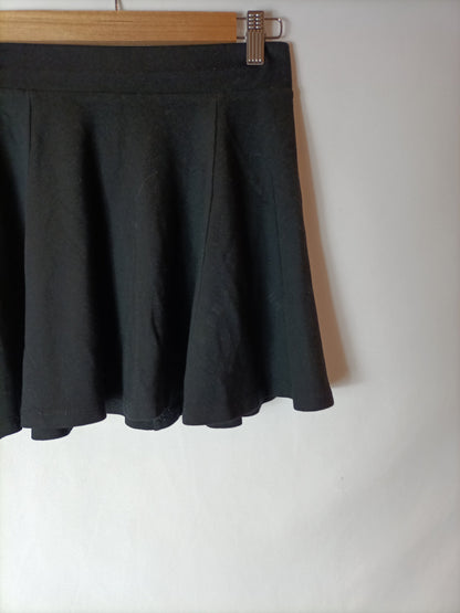 H&M. Falda corta negra T.xs