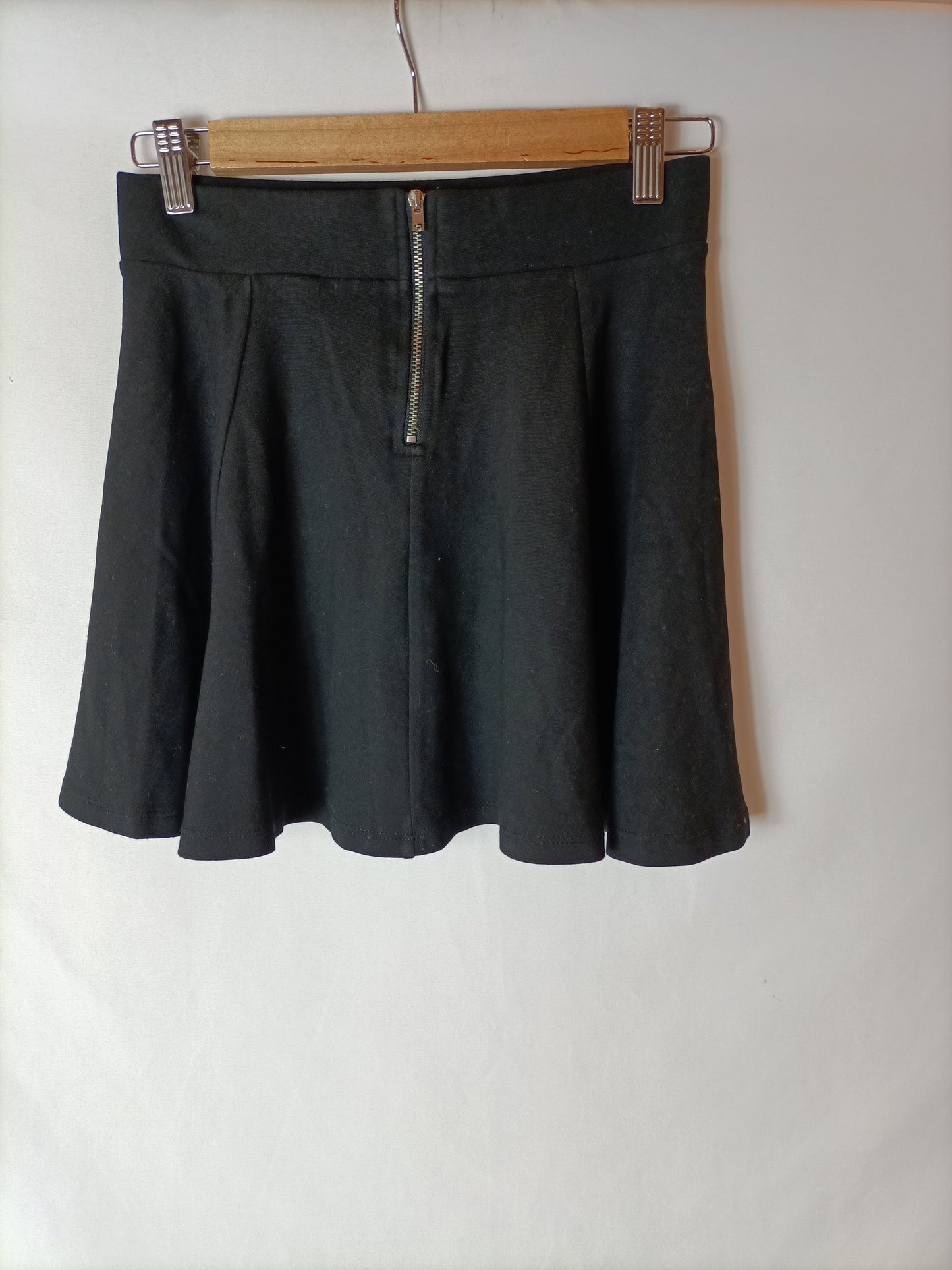 H&M. Falda corta negra T.xs