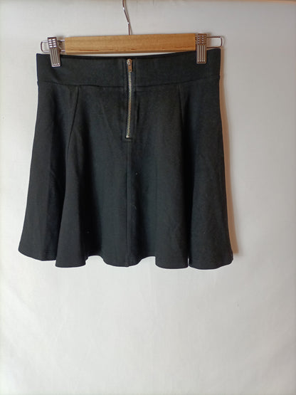 H&M. Falda corta negra T.xs