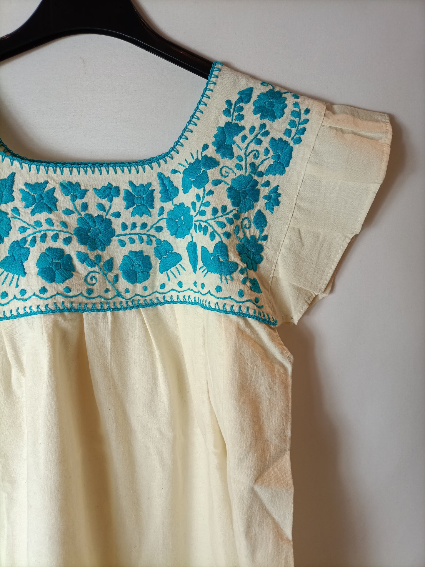 OTRAS. Top beige  bordados turquesa. T M