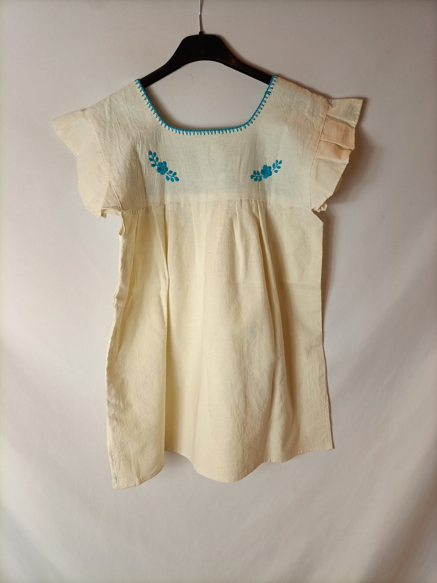 OTRAS. Top beige  bordados turquesa. T M