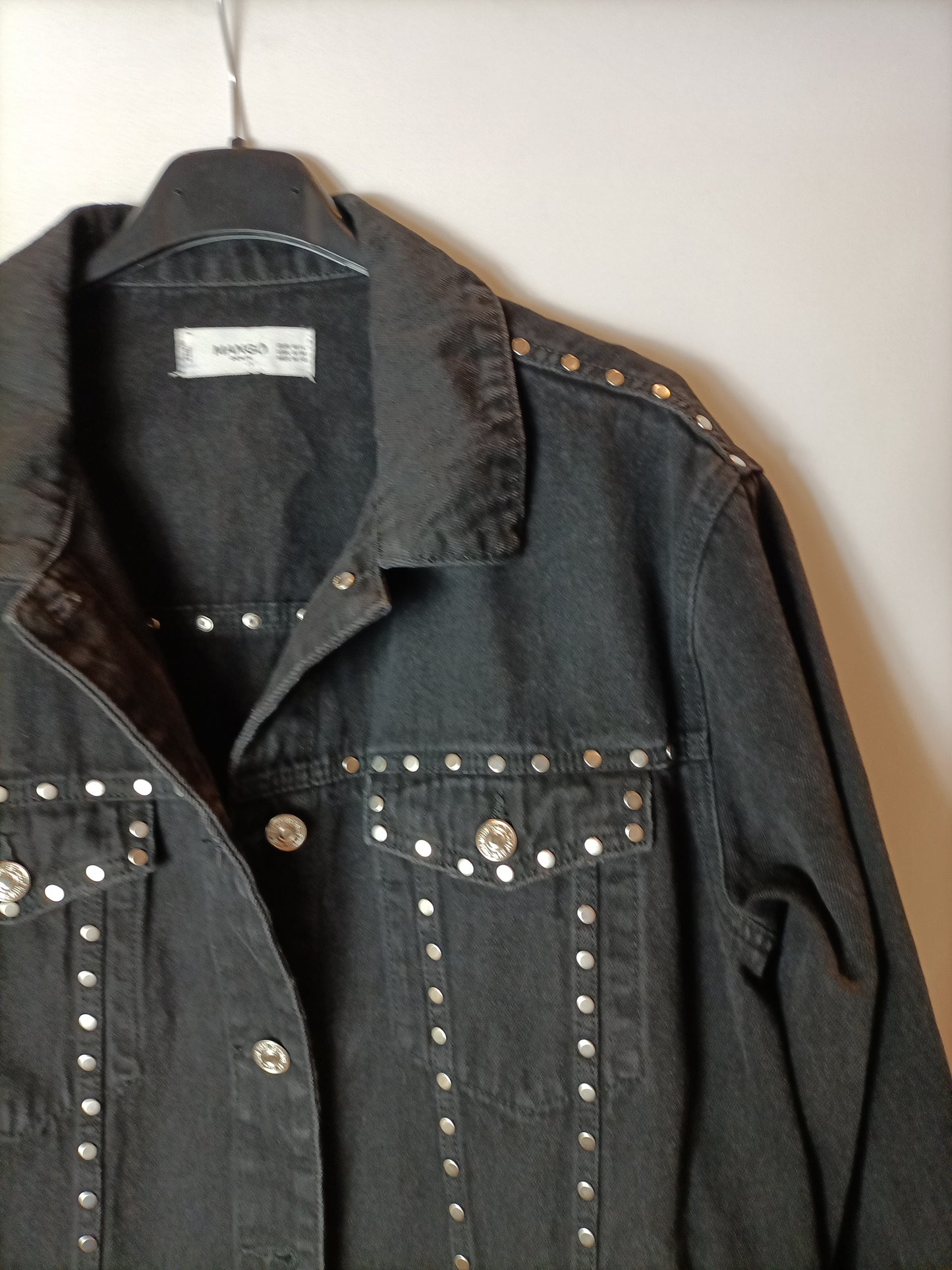MANGO. Cazadora tachuelas oversized. T M/L