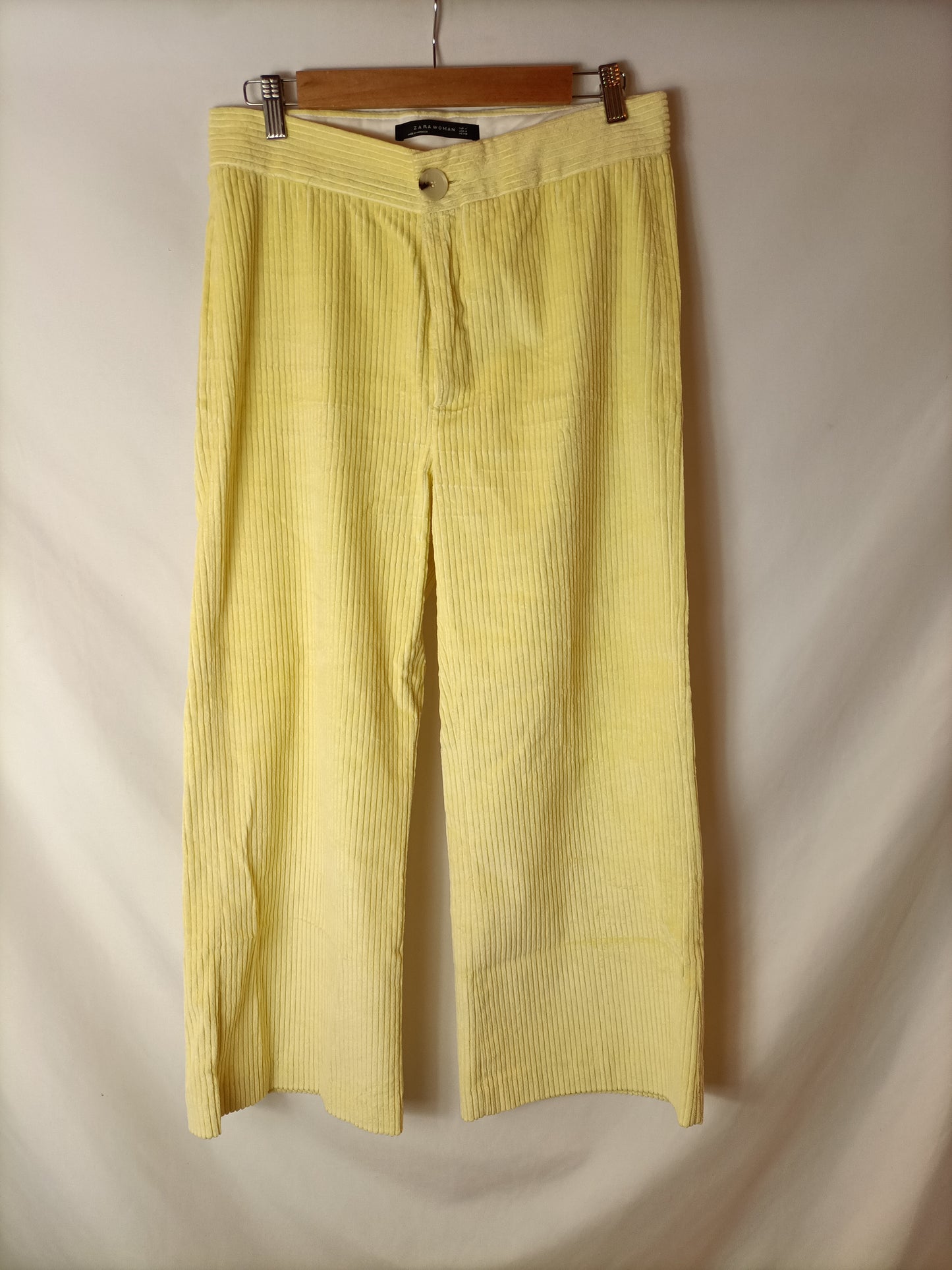 ZARA. Pantalón pana amarillo. T M