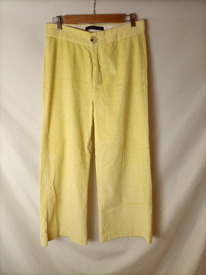 ZARA. Pantalón pana amarillo. T M