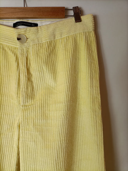 ZARA. Pantalón pana amarillo. T M