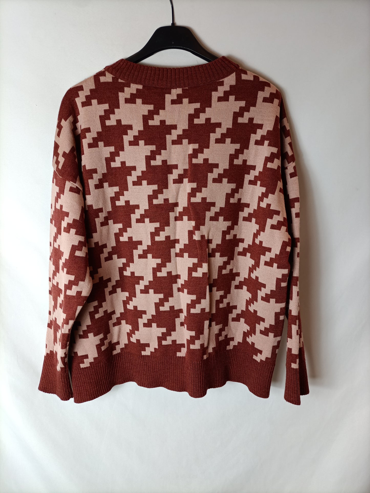 CARMELA CARMELA. Geometric print sweater in rust-colored fabric. TM