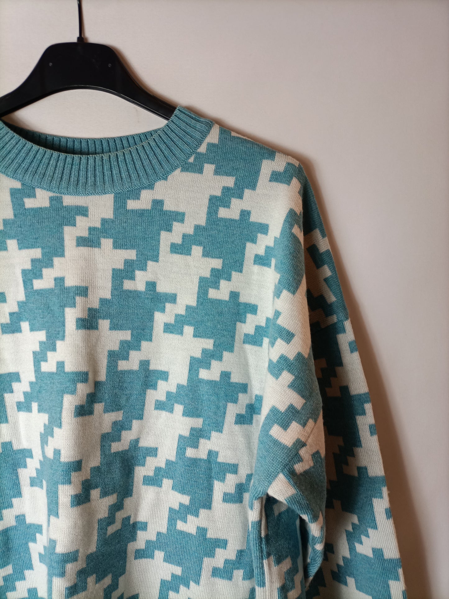 CARMELA CARMELA. Jersey estampado geométrico azul.