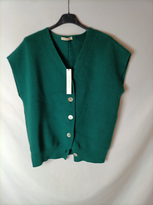 COUNTING CLOUDS. Rebecca is bottle-green sleeves. TM