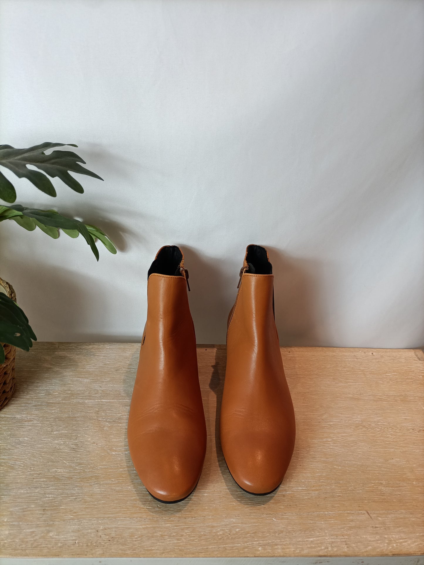 MIMAO. Botines camel  piel T.38