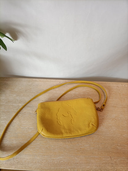DOLORES PROMESAS. Bolso mini / monedero mostaza.