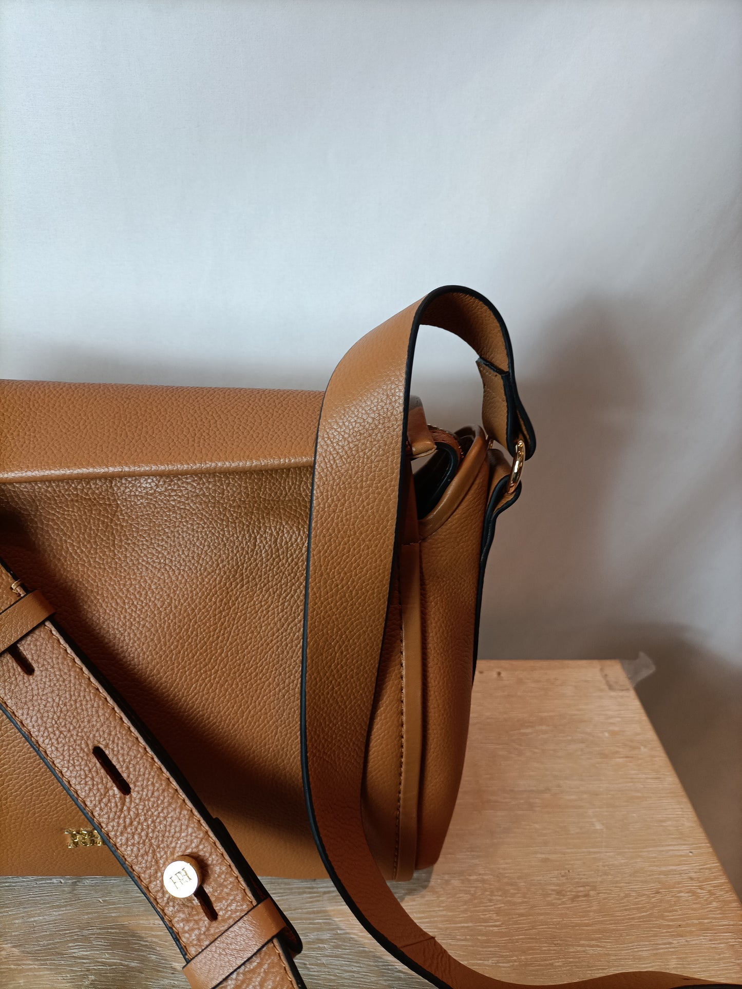 PEDRO DEL HIERRO. Bolso camel solapa.