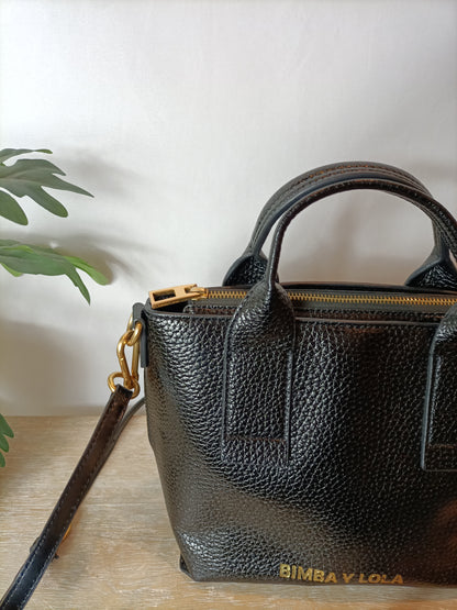 BIMBA Y LOLA. Bolso negro piel brillo.