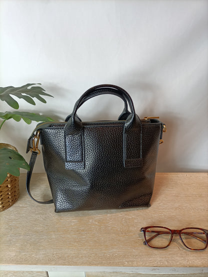 BIMBA Y LOLA. Bolso negro piel brillo.