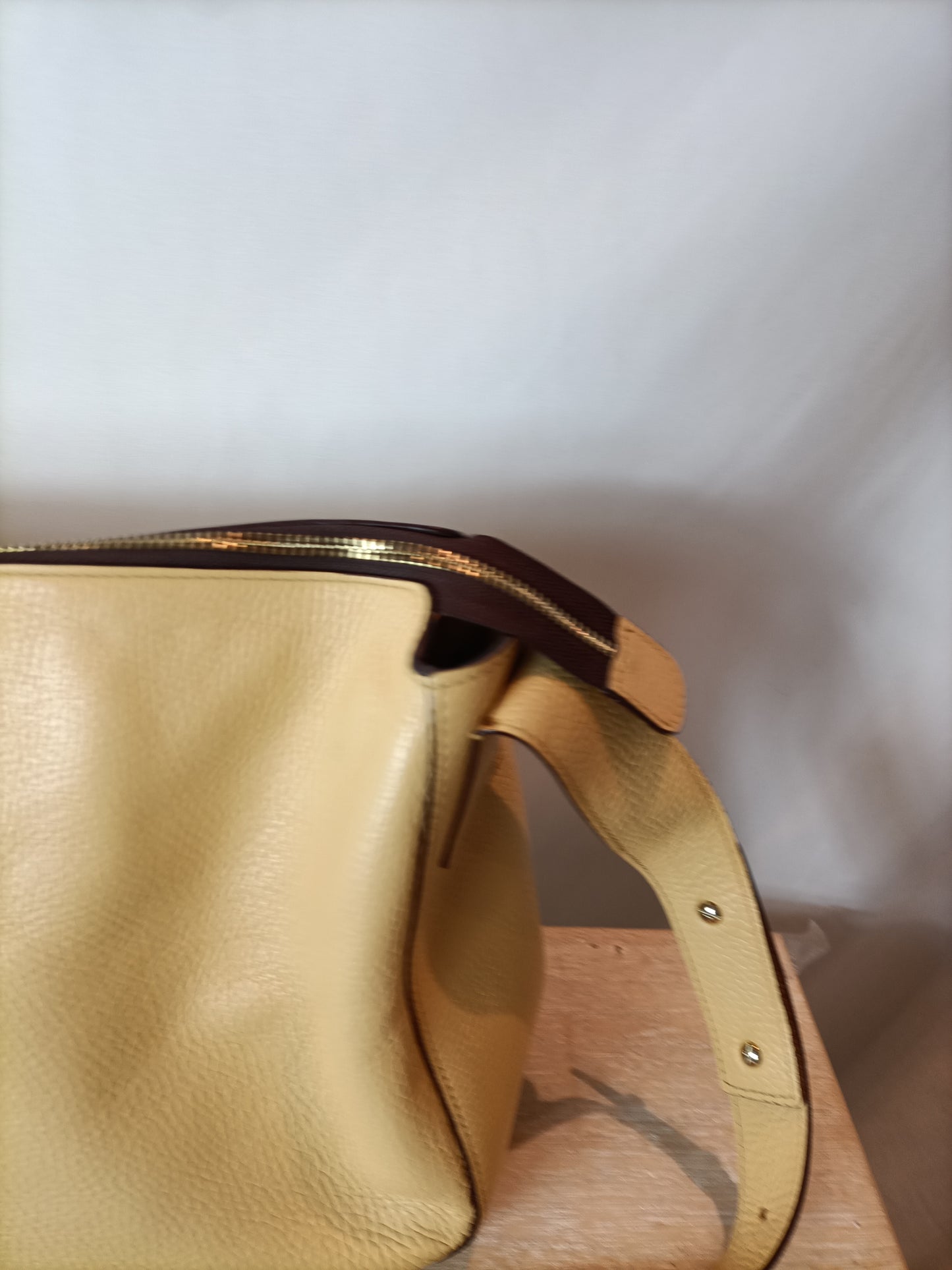 TOUS. Bolso piel color vainilla.