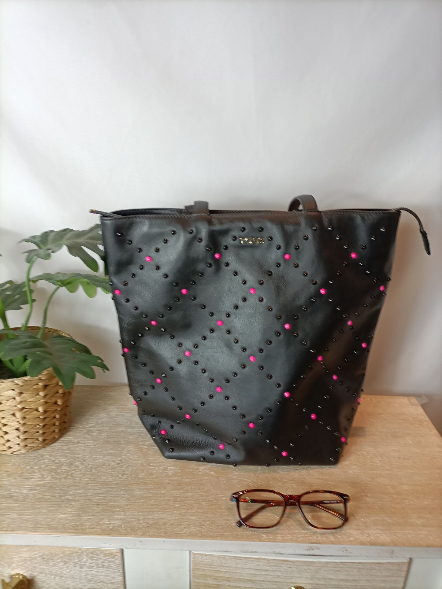 TOUS. Bolso piel negro con tachuelas.