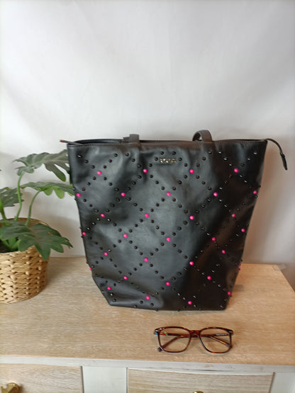 TOUS. Bolso piel negro con tachuelas.