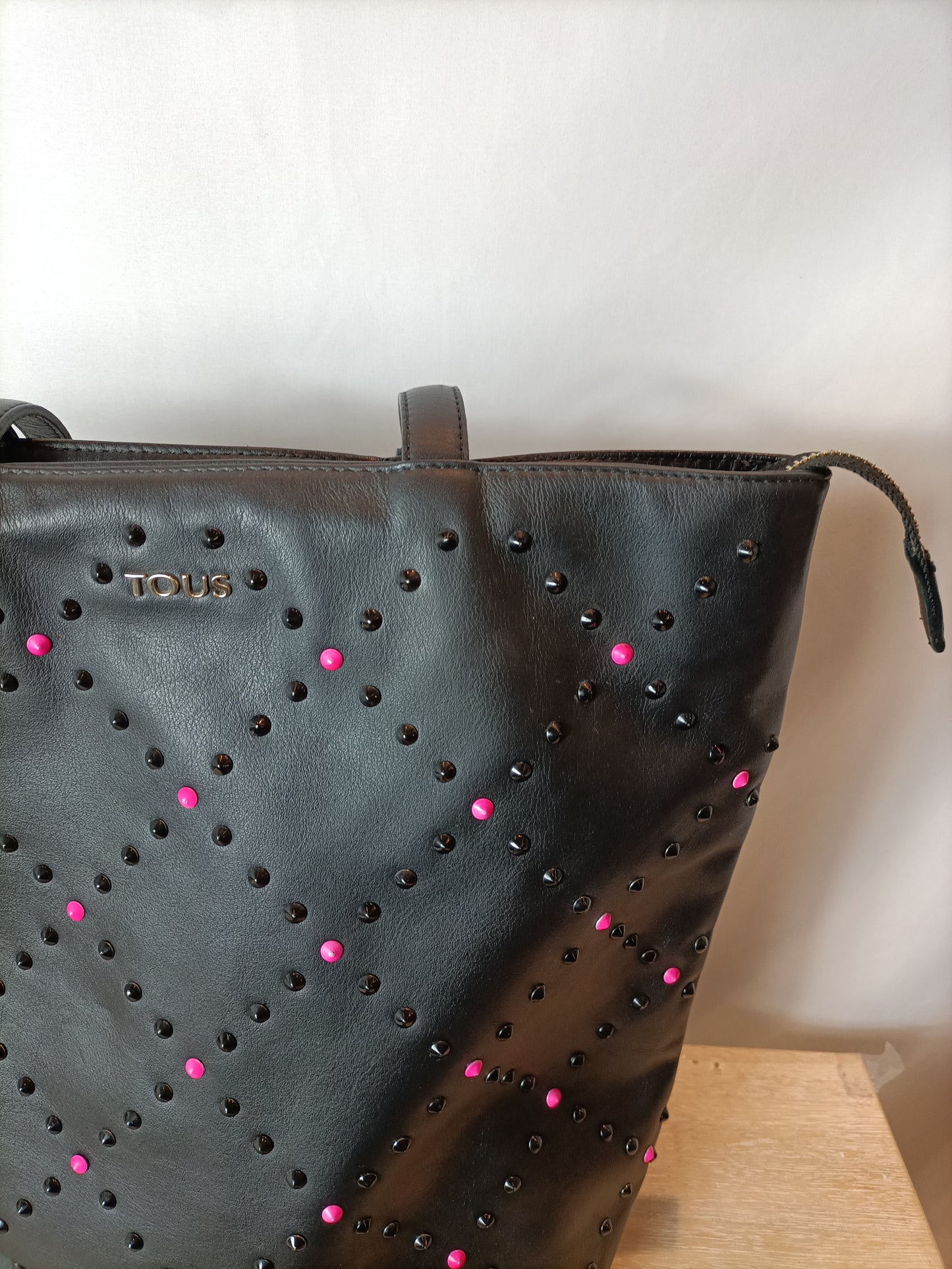 TOUS. Bolso piel negro con tachuelas.