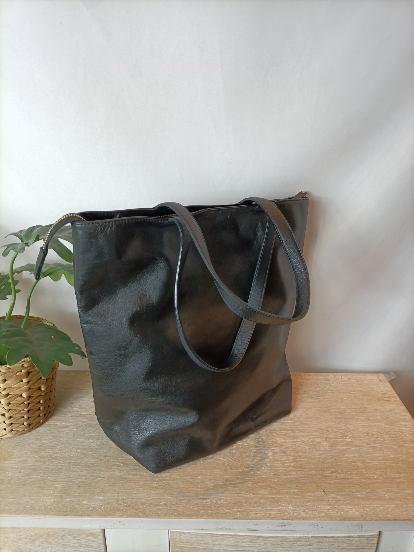 TOUS. Bolso piel negro con tachuelas.