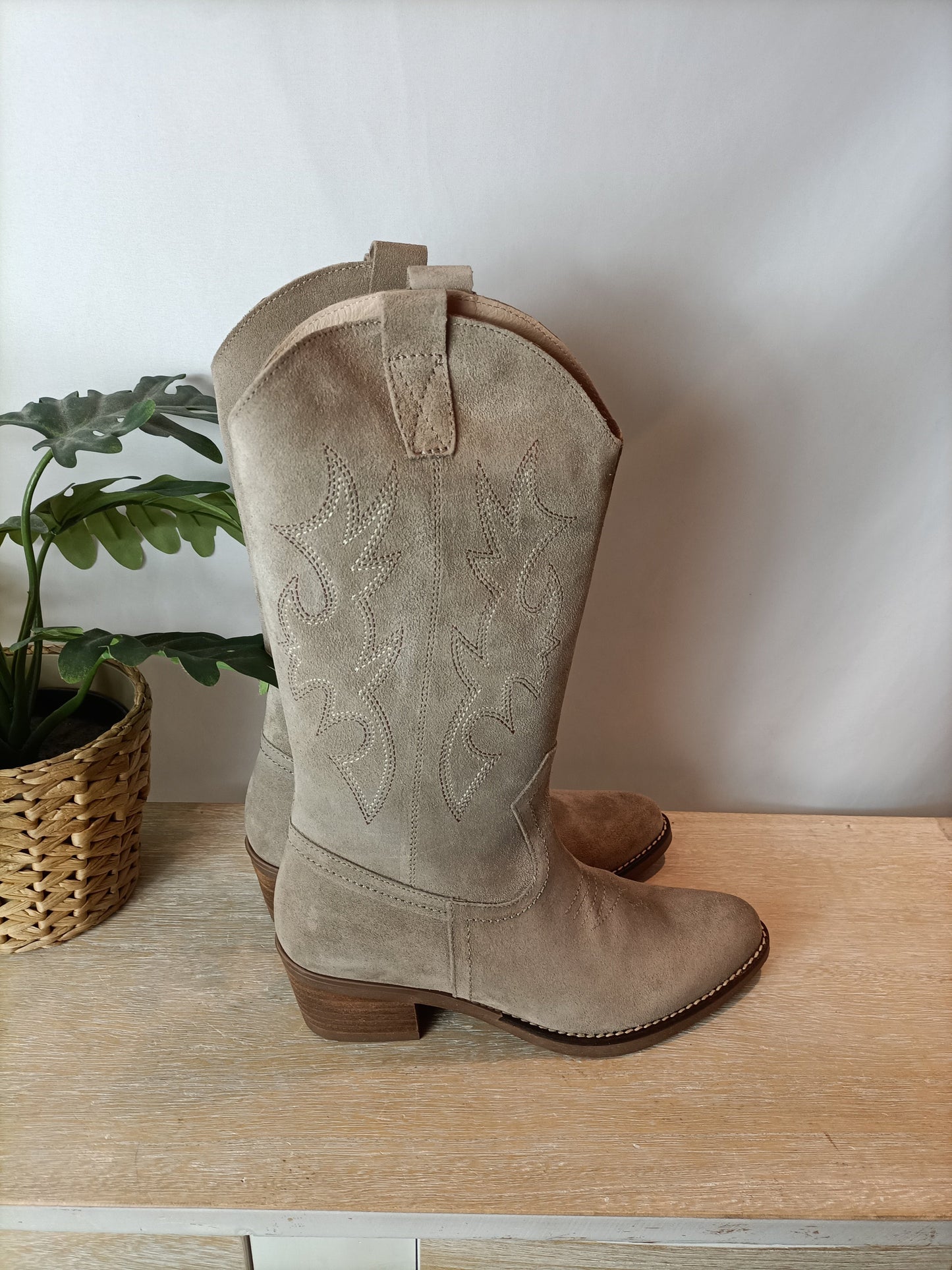 JU COLLECTION. Botas beige cowboy T.37