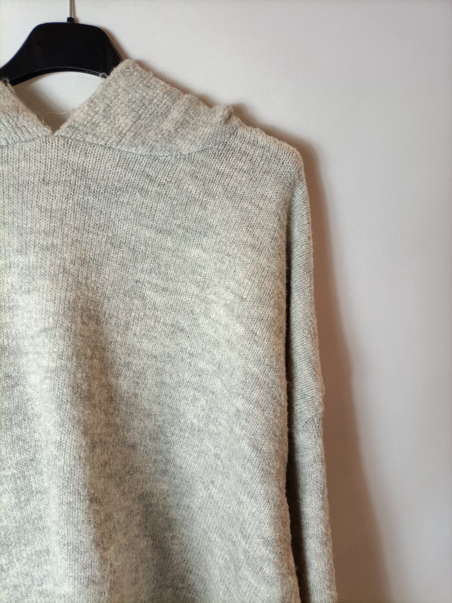STRADIVARIUS. Jersey gris capucha T.m