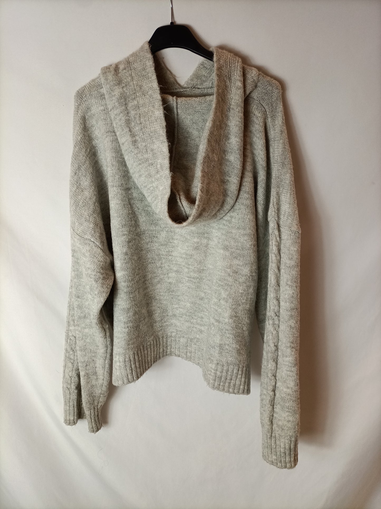STRADIVARIUS. Jersey gris capucha T.m