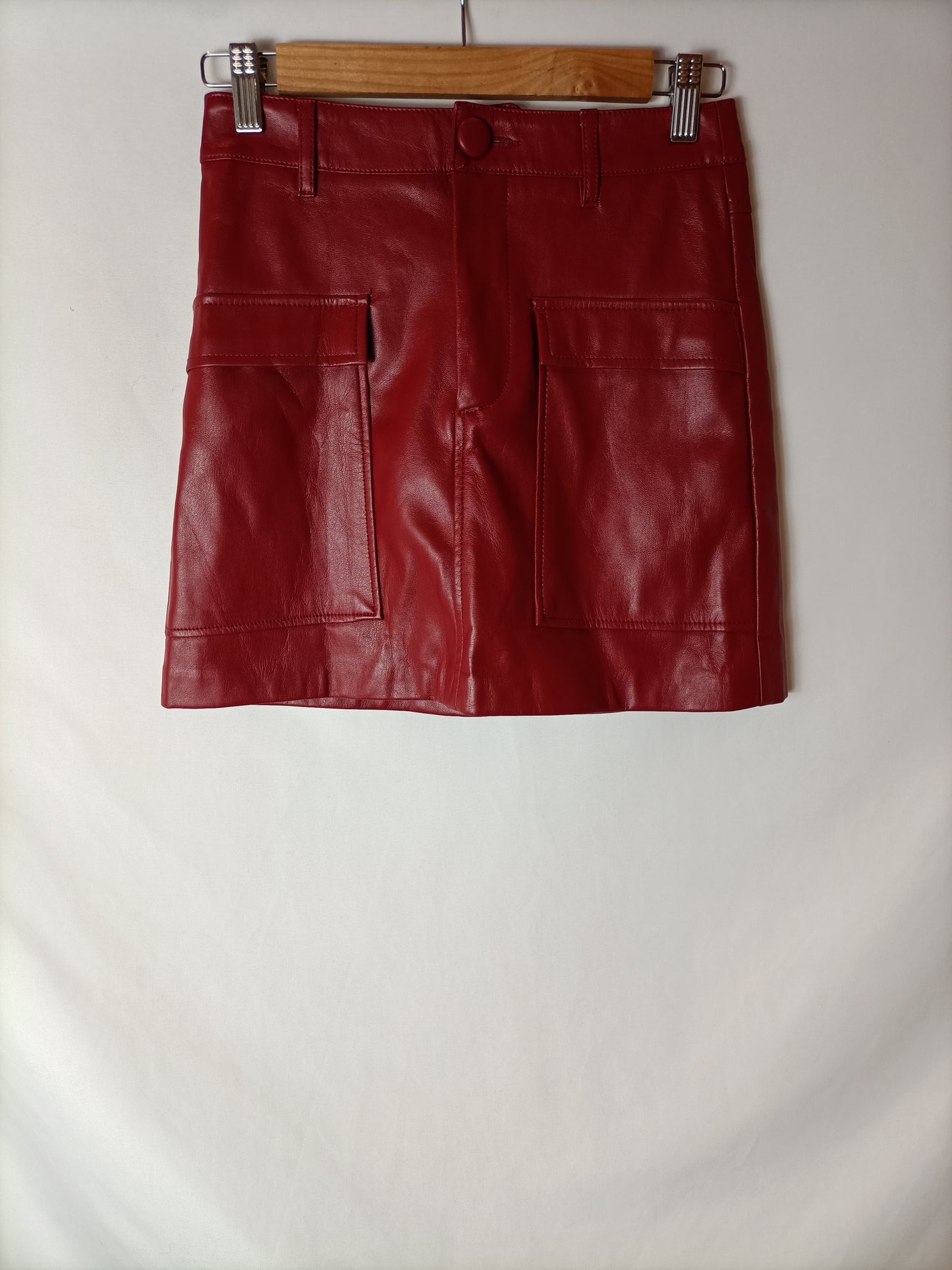 ZARA. Falda roja efecto piel T.xs