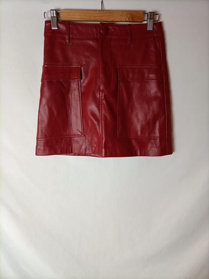 ZARA. Falda roja efecto piel T.xs