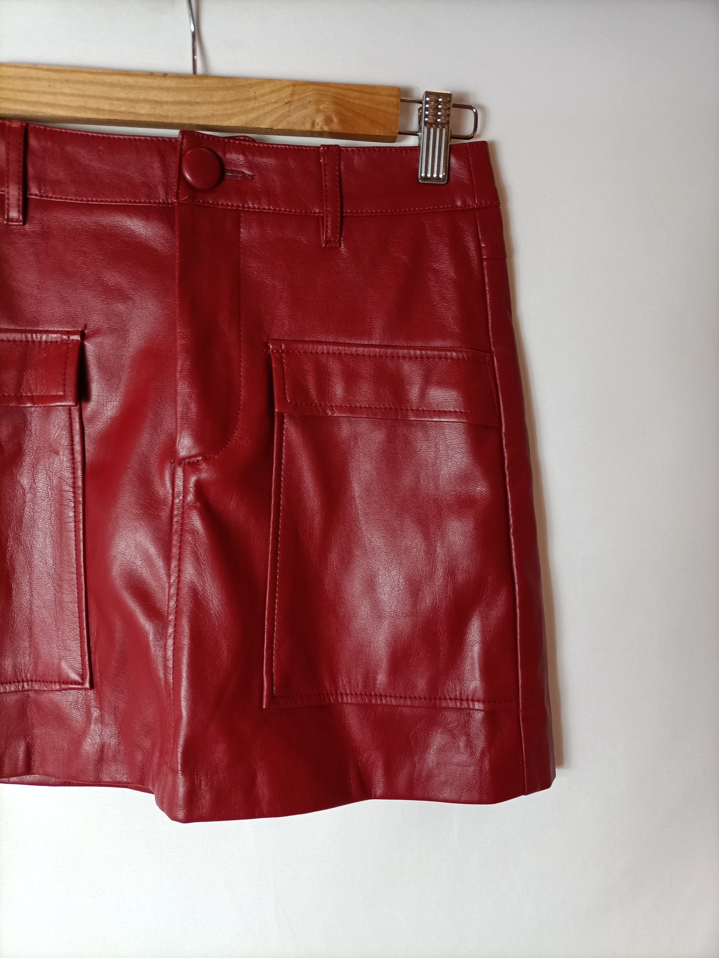 ZARA. Falda roja efecto piel T.xs
