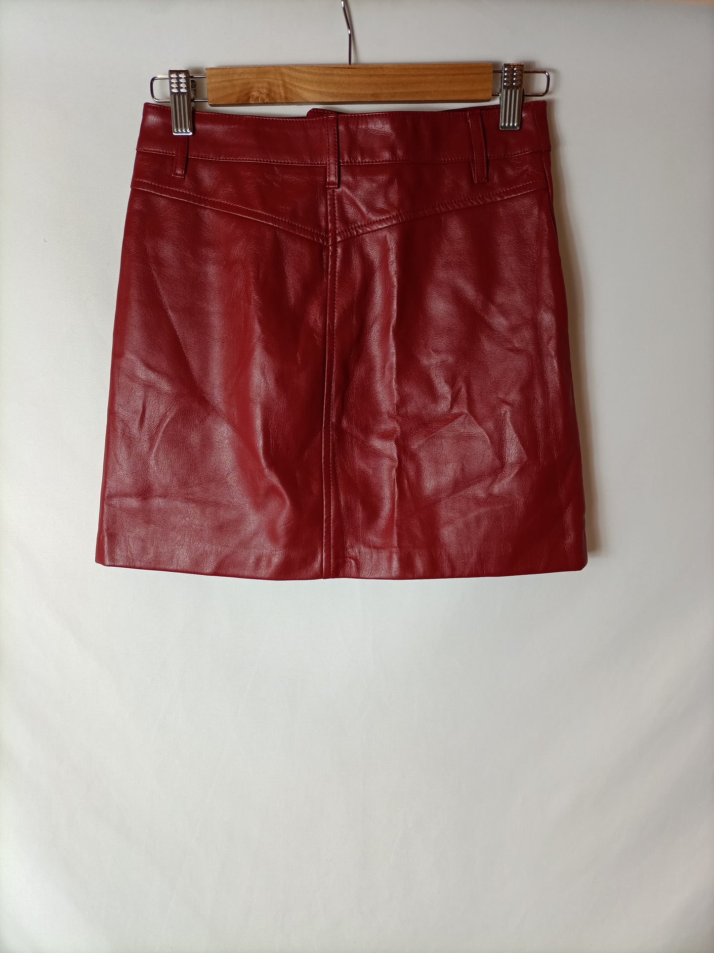 ZARA. Falda roja efecto piel T.xs