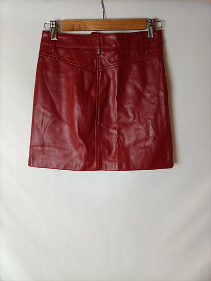 ZARA. Falda roja efecto piel T.xs