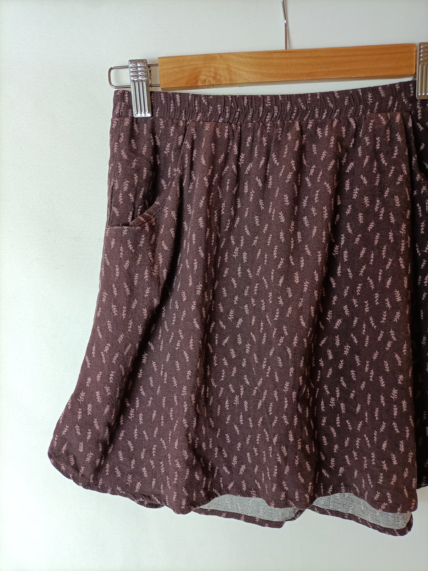 DOUBLE AGENTE. Falda burdeos flechas T.xs