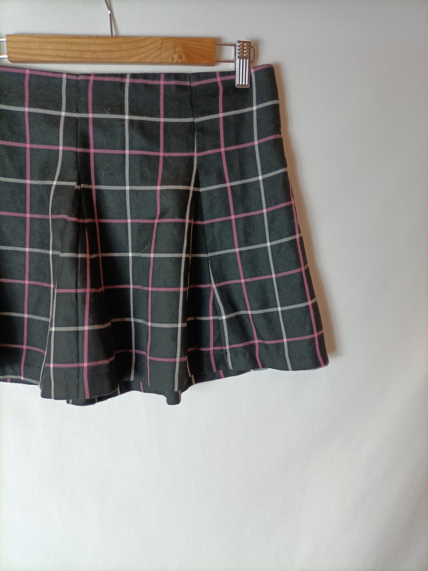H&amp;M. Black checked short skirt S.36