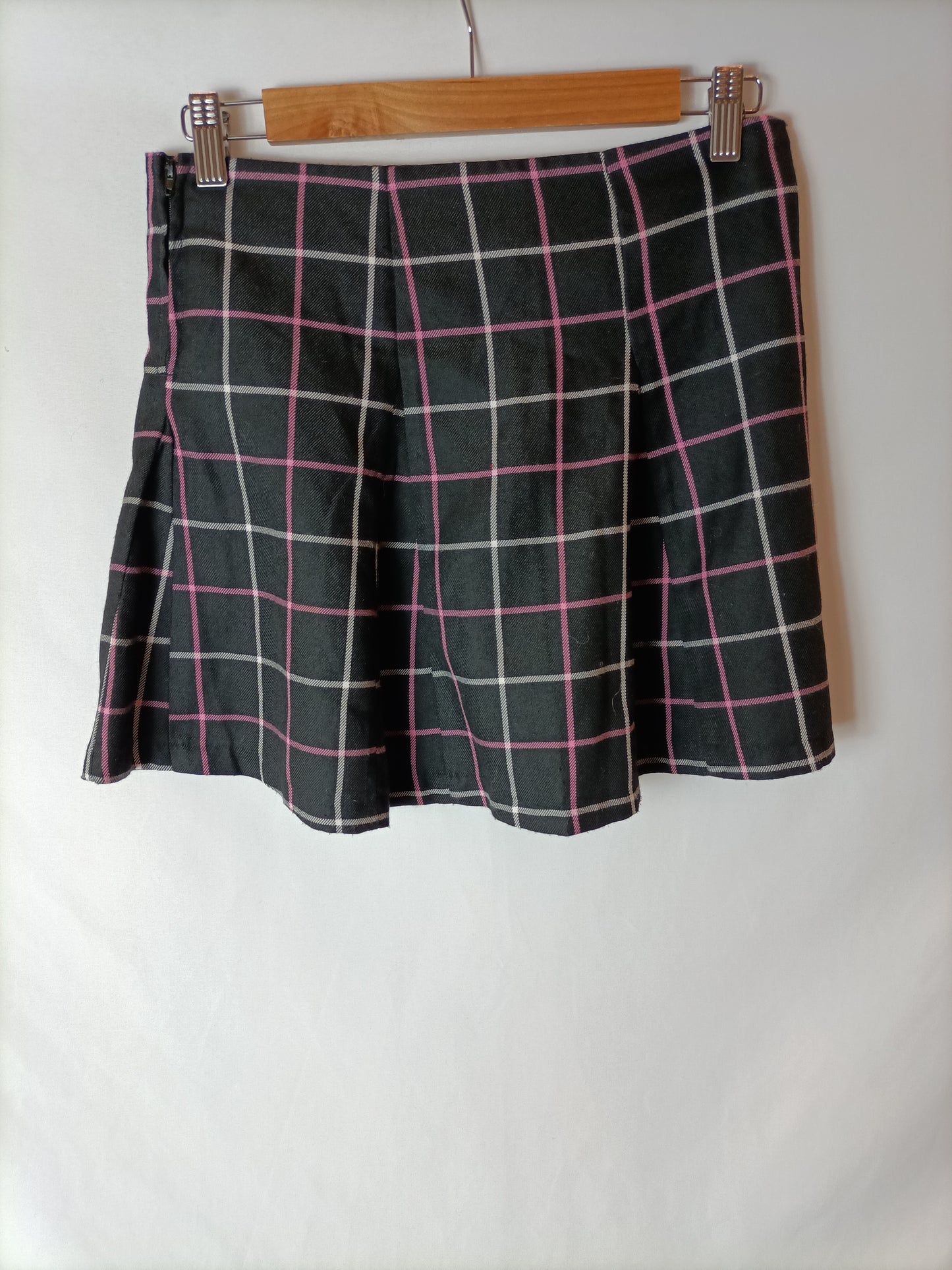 H&amp;M. Black checked short skirt S.36
