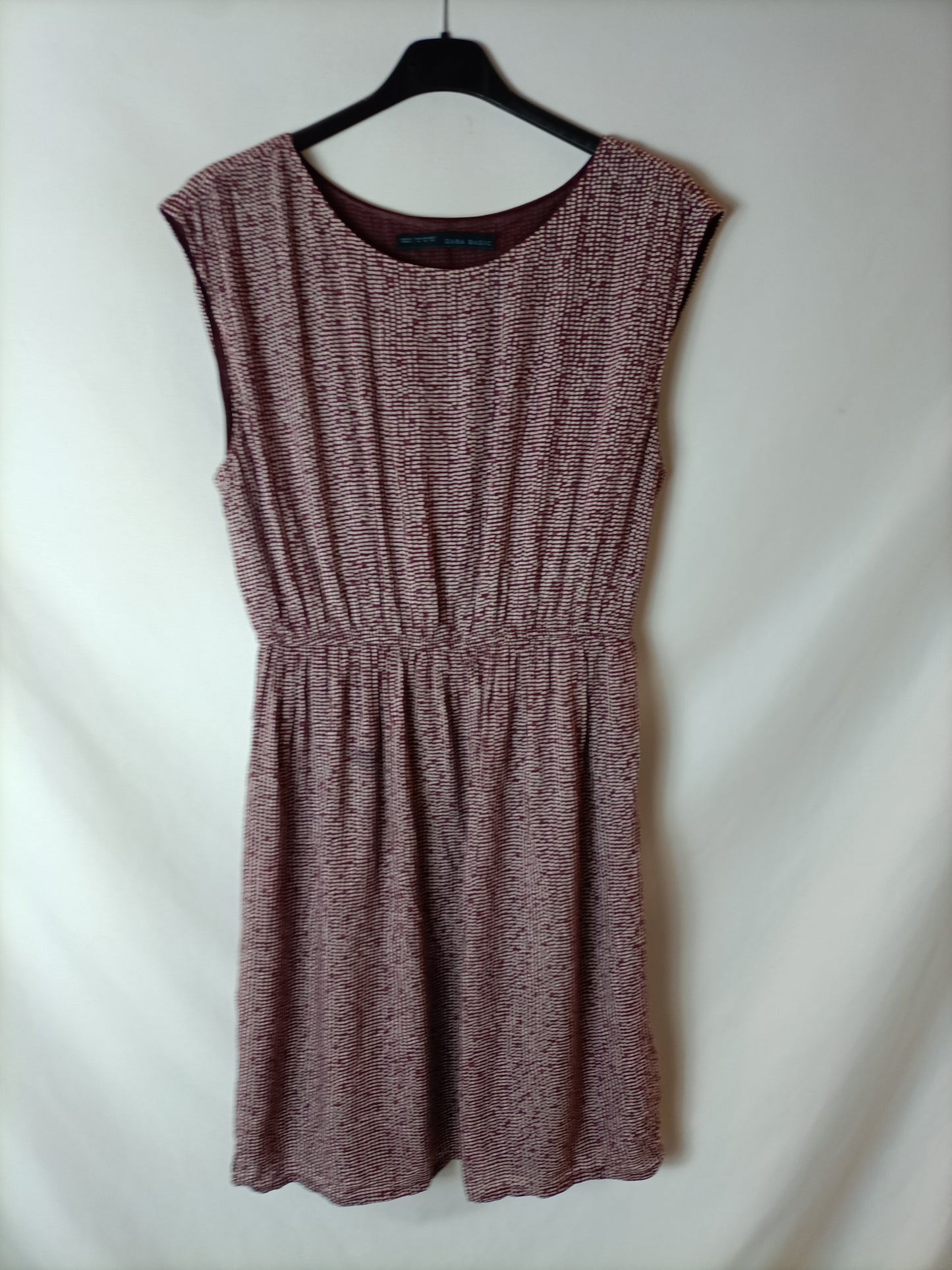 ZARA. Vestido burdeos lunares T.m