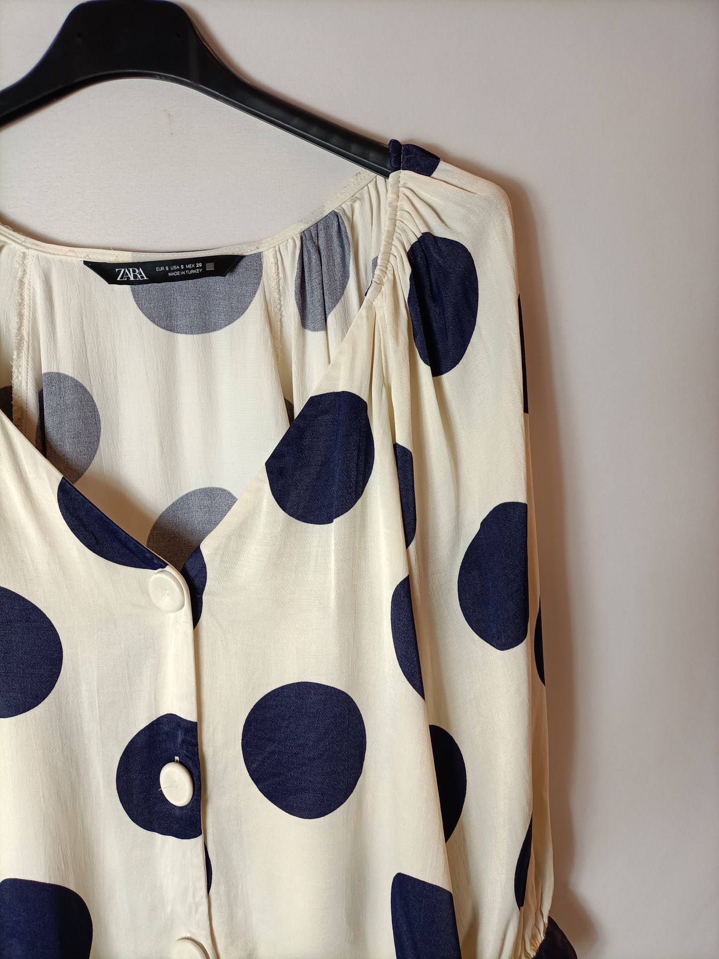 ZARA. Blusa beige con lunares  T.s