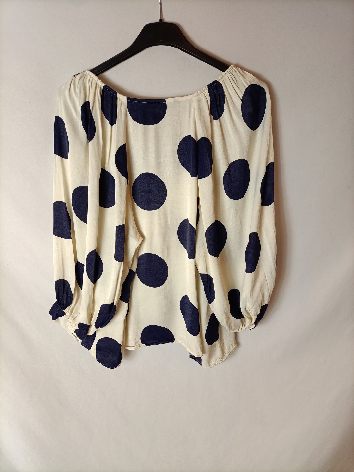 ZARA. Blusa beige con lunares  T.s