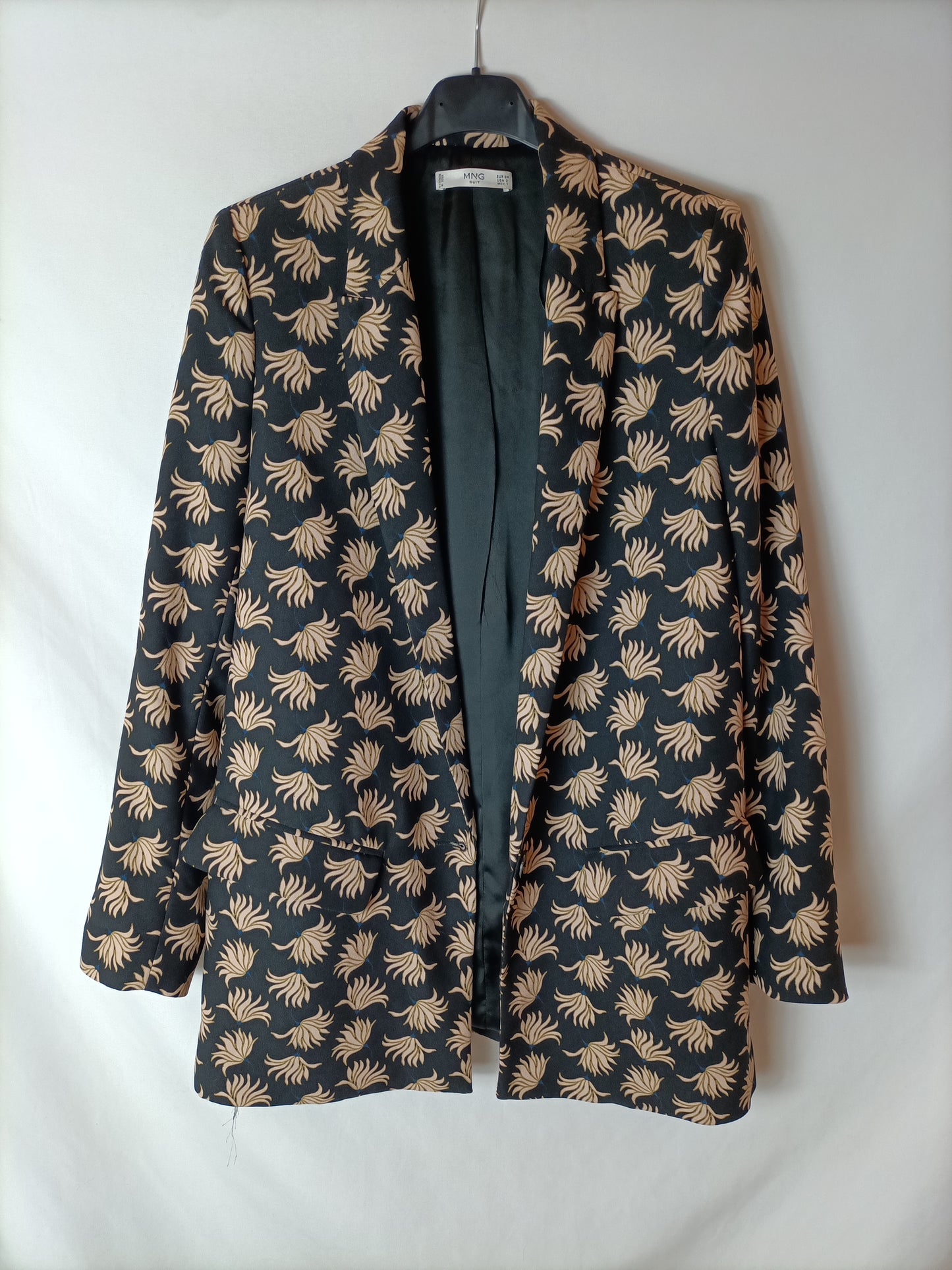 MANGO. Black printed blazer T.34 (tara)