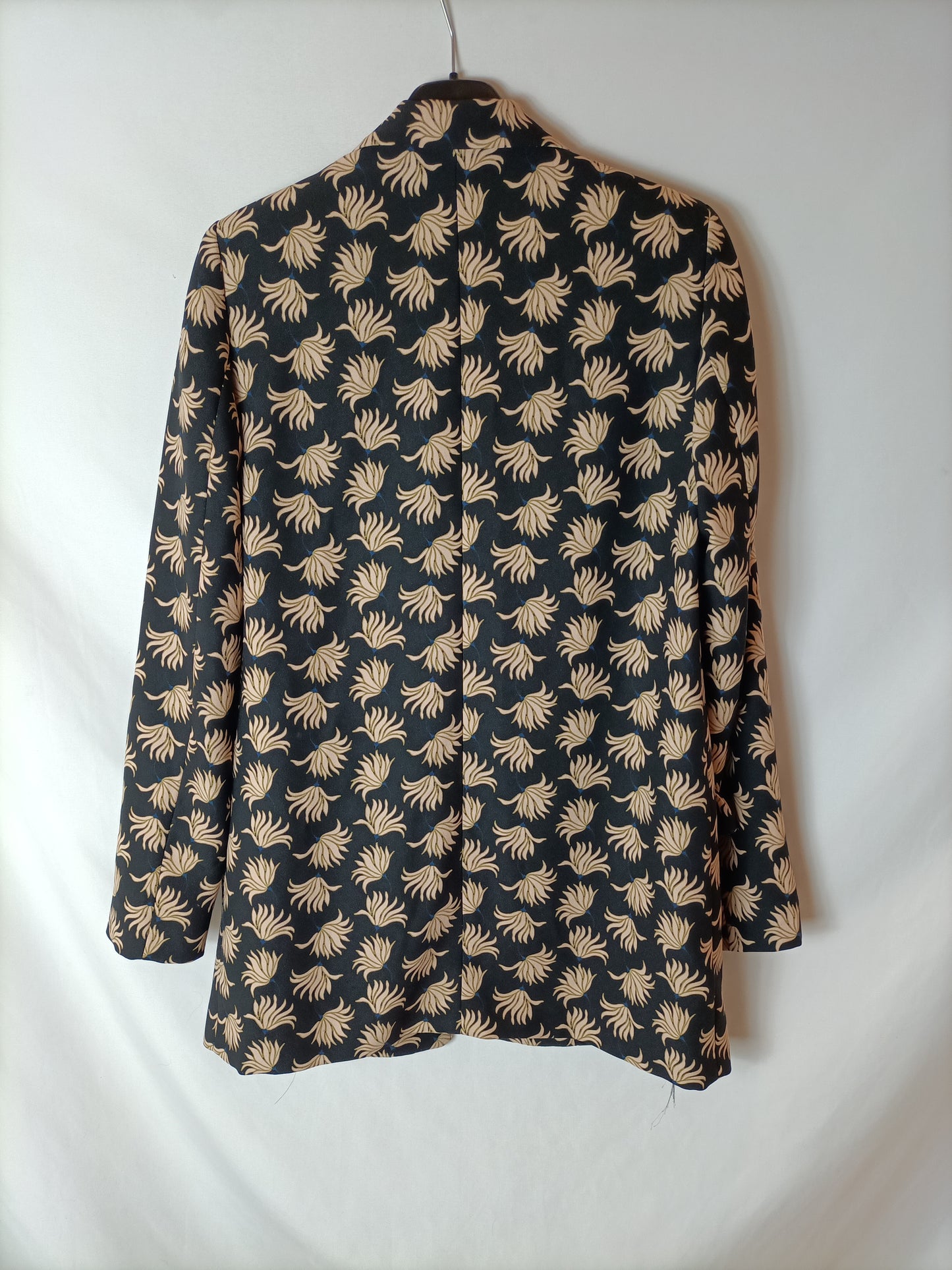 MANGO. Black printed blazer T.34 (tara)