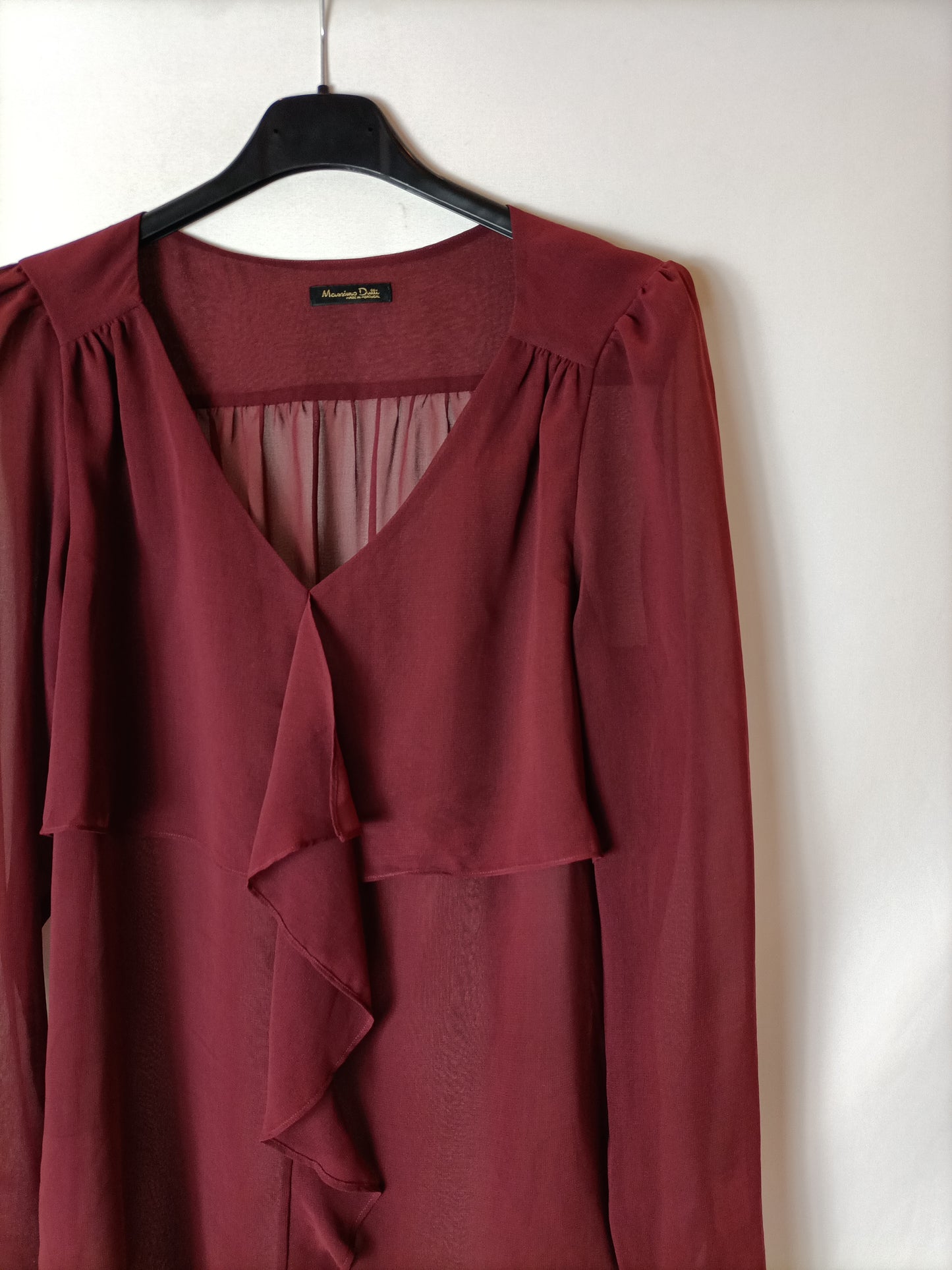 MASSIMO DUTTI. Blusa burdeos volante T.38