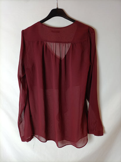 MASSIMO DUTTI. Blusa burdeos volante T.38