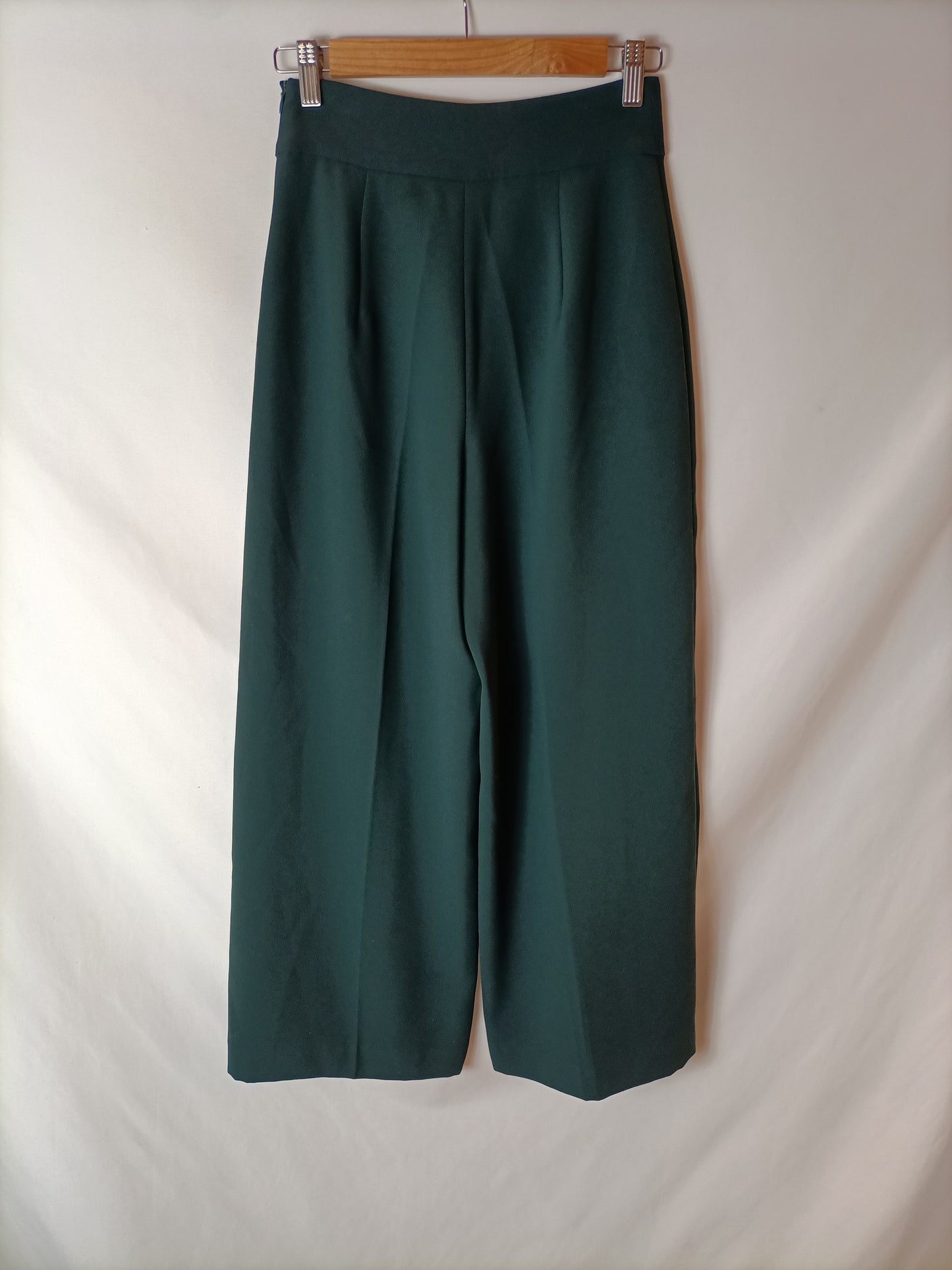 ZARA. Pantalones culotte verdes. T XS