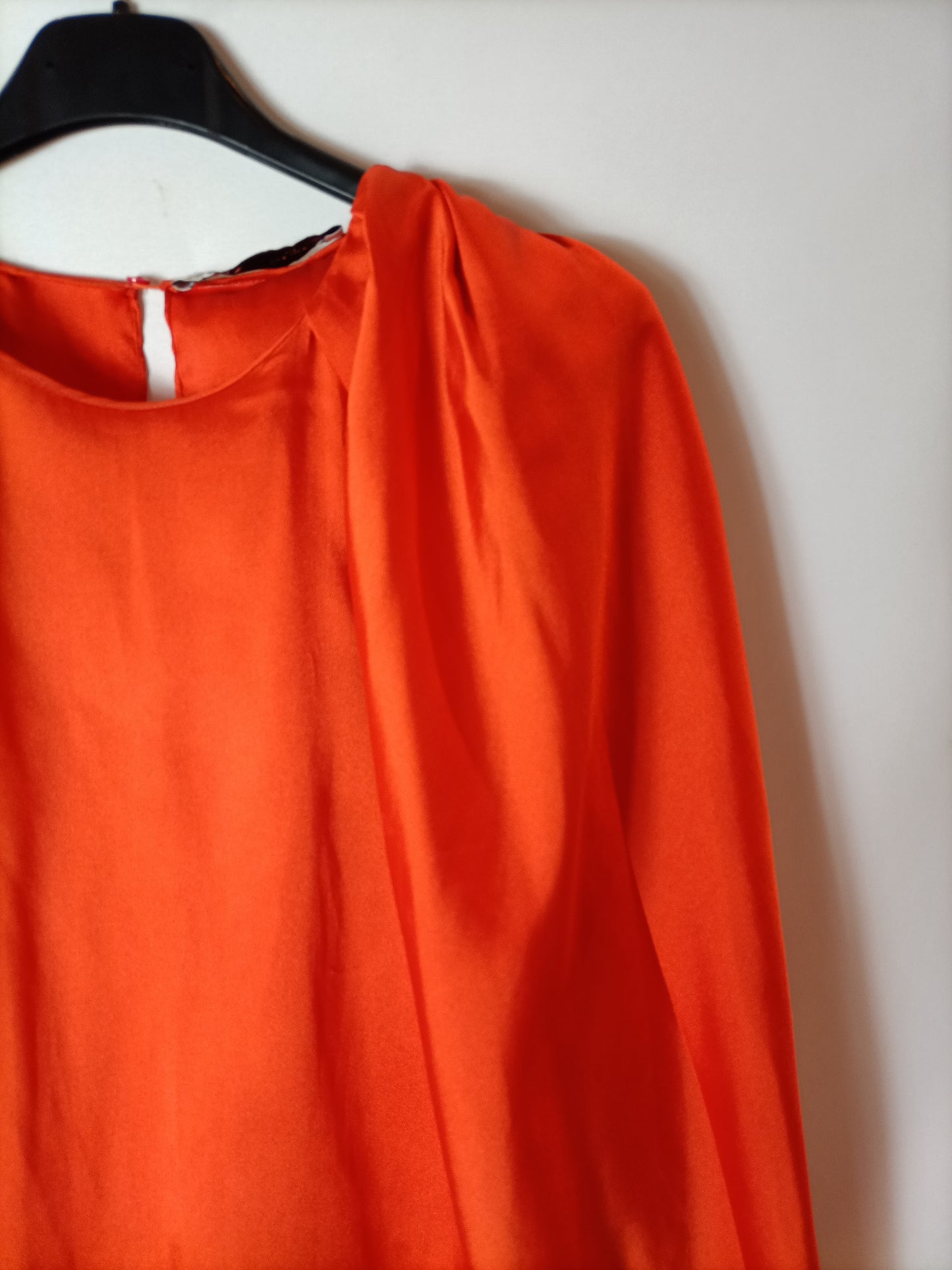 ZARA. Blusa satinada naranja. T S